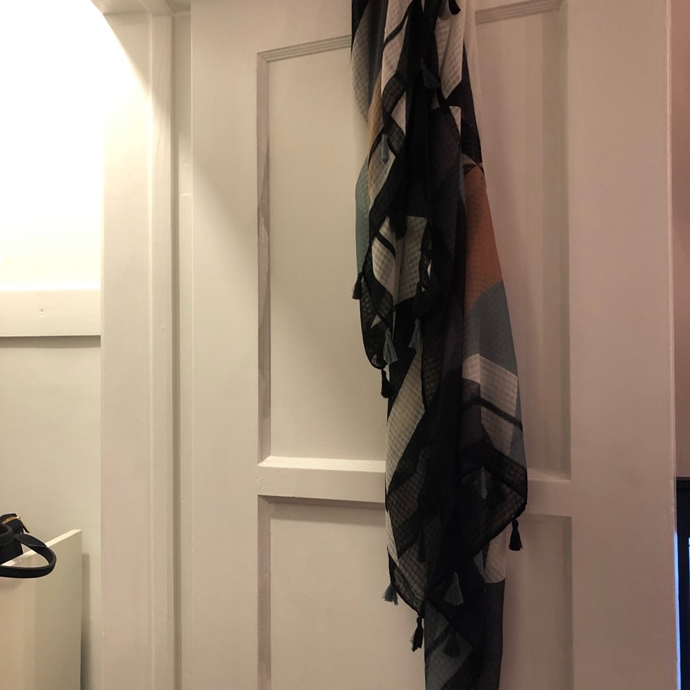 Classy Pashmina - Picture 2 of 3